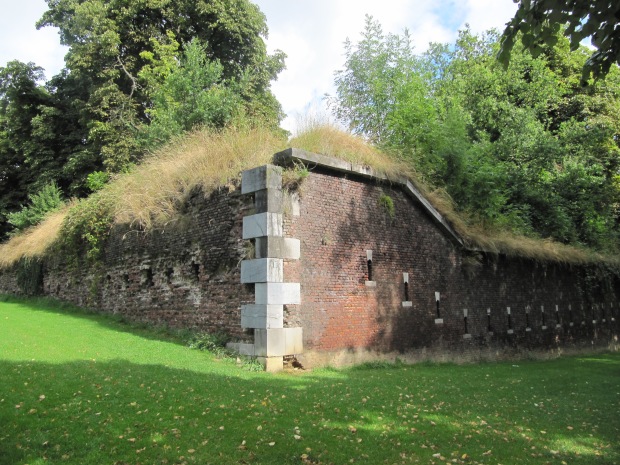 L'un des murs de la citadelle. Il reste des vestiges de plusieurs époques. 