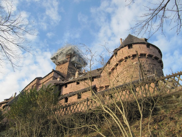 Le château vu depuis la route en contrebas. 