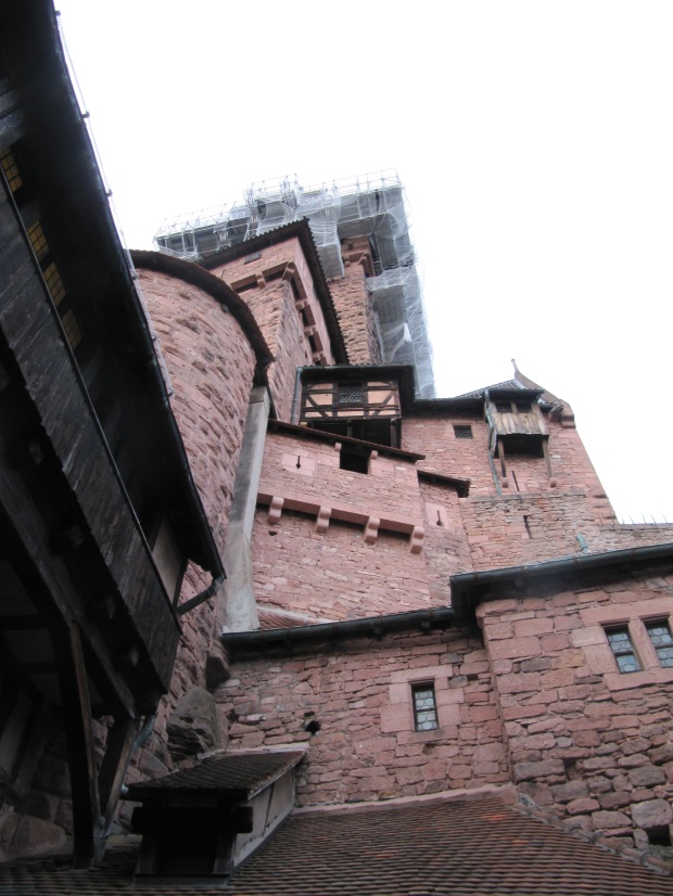 Vision depuis la cour intérieur du château. Dévasté par une récente tempête, le toit du donjon fait l'objet d'une restauration.