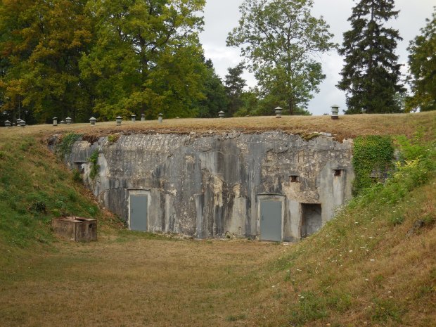 Une bonne partie du fort est sous terre, ce qui inspira en partie les Français pour la ligne Maginot.
